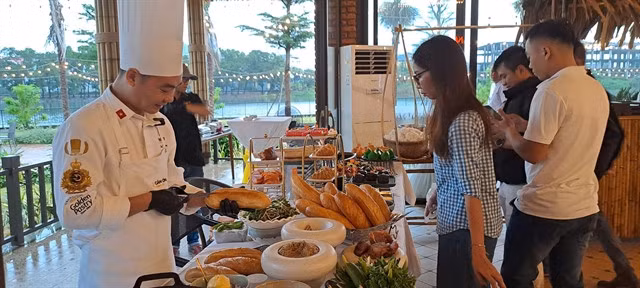 Local cuisine events attracts international and domestic tourists visiting Đà Nẵng City. VNS Photo Công Thành