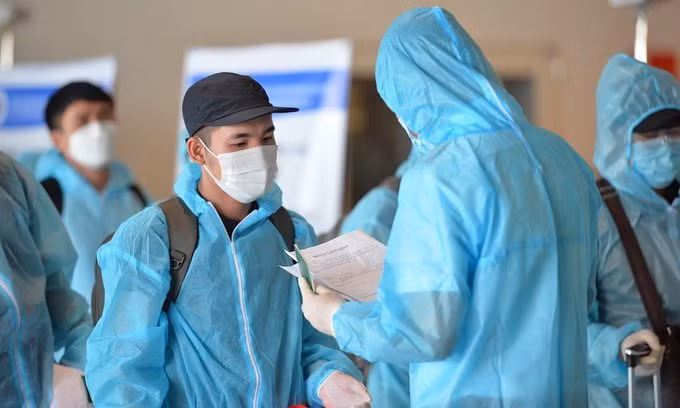 A man arriving from South Korea to Hanoi has his papers checked at Noi Bai Airport, September 25, 2020. Photo courtesy of Vietnam Airlines.