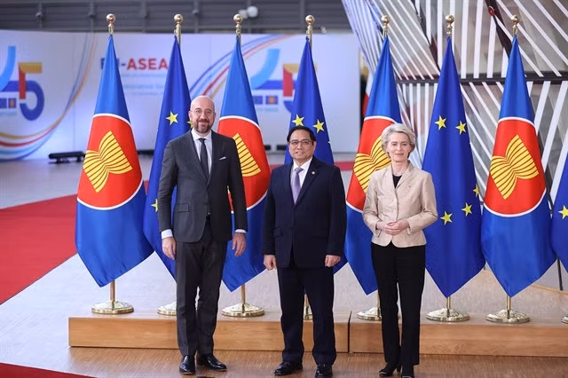 President of the European Council Charles Michel and President of the European Commission Ursula von der Leyen welcome Vietnamese Prime Minister Phạm Minh Chính to the event. VNA/VNS Photo Dương Giang