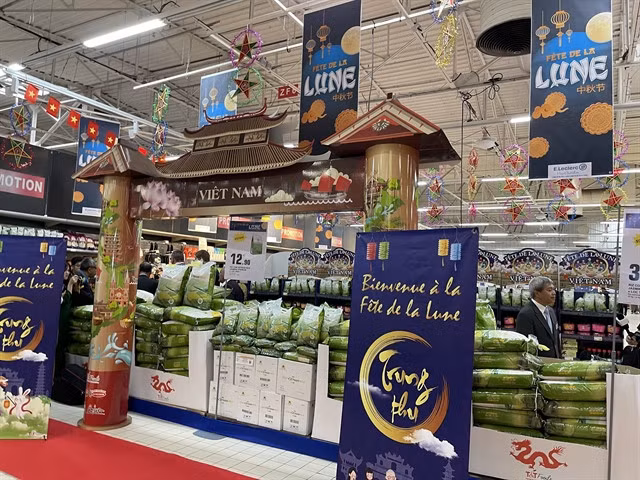 The Loc Troi Group Joint Stock Company's (LTG) rice hit the shelves of Carrefour and Leclerc, the two leading supermarket chains in France. — VNA/VNS Photo