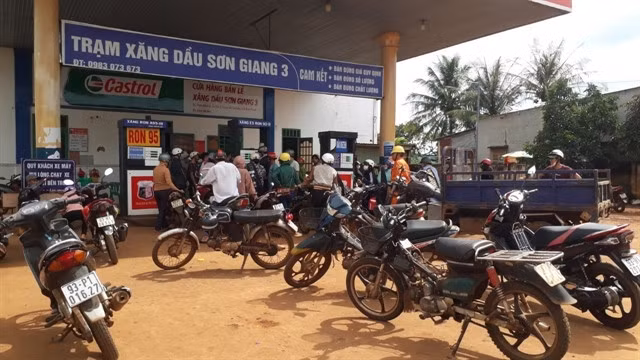 Lines of people waiting outside gas station in Bù Gia Mập District, the southern province of Bình Phước in early October 2022. — VNA/VNS Photo