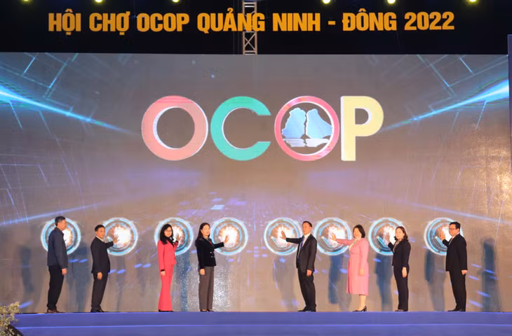 Các đại biểu ấn nút khai mạc Hội chợ OCOP Quảng Ninh - Đông 2022.