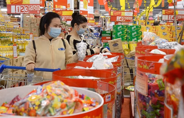Consumers in a supermarket in Đà Nẵng City. Eleven-month total retail sales of goods and services were 17.5 per cent higher than those in 2021. VNA/VNS Photo Quốc Dũng