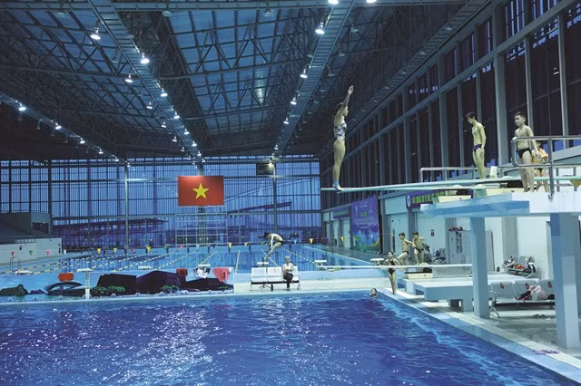 High divers train ahead of the National National Sports Games (NSG) at the Đại Yên Gymnasium in Hạ Long City, Quảng Ninh Province. — VNS Photo Trương VỊ