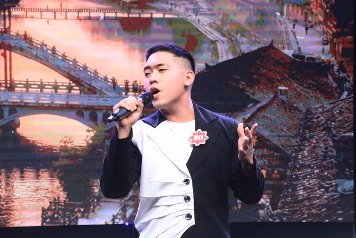 Contestant Mac Hoang Luong from Quang Ninh