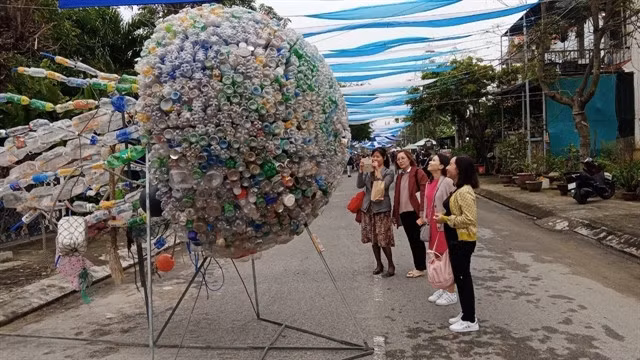 Visitors at the Installation Art for Marine Environment held by Quảng Nam Tourism Association, the UNESCO Office in Hà Nội and the Tân Thành Beach Tourism Community on December 22 in Hội An City. — VNA/VNS Photo