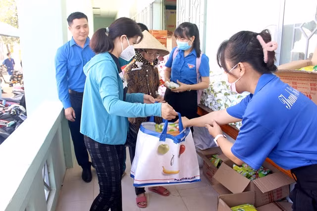Members of Bình Thuận Province's youth league on December 11, 2022, distributed gifts to financially struggling ethnic minority families and other social policy beneficiary households ahead of the Lunar New Year holiday in Thuận Minh Commune, Hàm Thuận Bắc District. — VNA/VNS Photo Hồng Hiếu