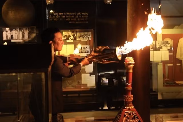 The fire is taken from President Hồ Chí Minh Temple in the Hồ Chí Minh Museum.