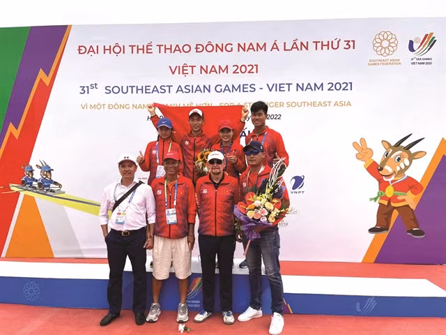 Coach Lê Văn Quang (first row, second left) poses with his athletes and colleagues after Việt Nam won gold at the 31st SEA Games in May in Hải Phòng. — VNA/VNS Photo
