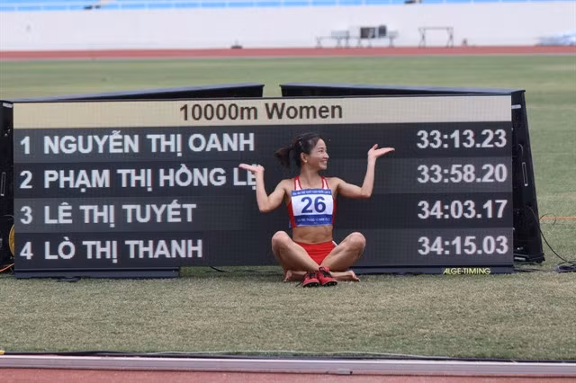 Runner Nguyễn Thị Oanh celebrates her result in the women’s 10,000m event at National Sports Games. — Photo thanhnien.vn