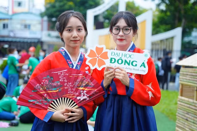 A South Korean food festival attracts a large number of local visitors.