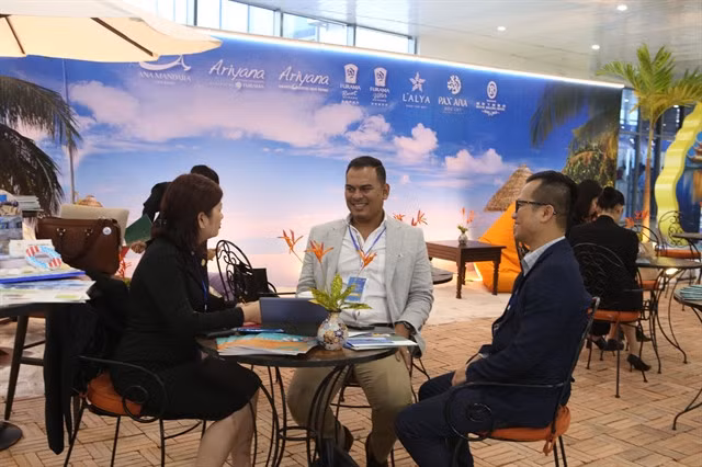 Buyers from domestic and international exchange tour service at the Việt Nam International Travel Mart in Đà Nẵng. More than 350 buyers gathered at the three-day event. VNS Photo Lê Lâm