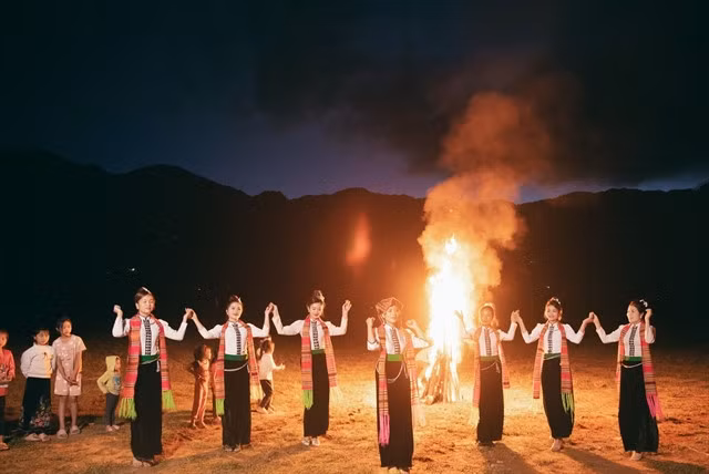 Hằng performs traditional xòe dance with Thái women. — Photo courtesy of Hằng Production