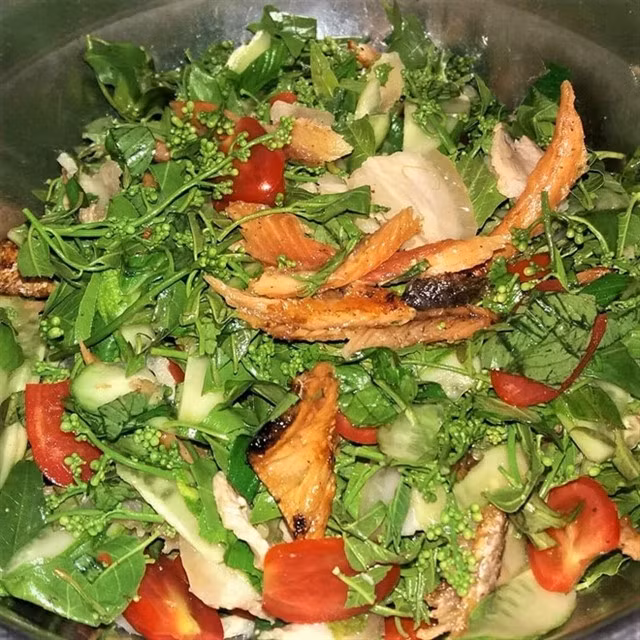 Gourmets are interested in the salad with grilled choke fish so much. Photo congthucmonngon.com.vn