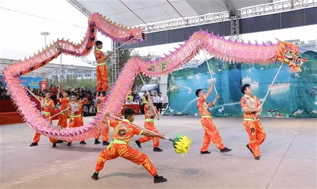 Quảng Ninh dragon troupe perform at the National Sports Games' dragon dance event on December 10 in Hạ Long City. They won the gold medal. VNA/VNS Photos