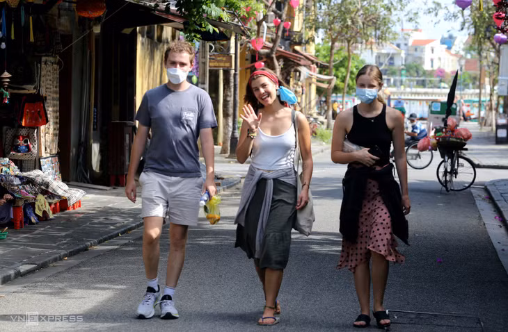 American tourists in Hoi An, April 5, 2022. Photo by VnExpress/Dac Thanh