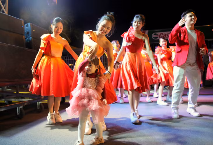 Ha Long Winter Carnival 2022 attracts thousands of visitors ảnh 13 Ha Long Winter Carnival 2022 attracts thousands of visitors ảnh 13