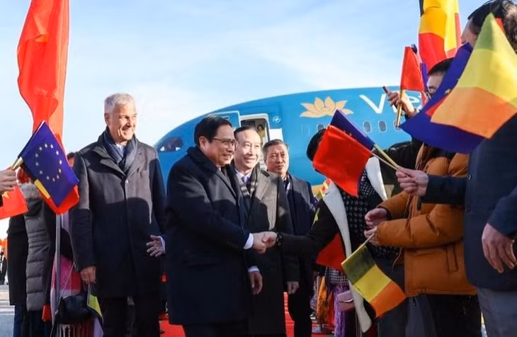 PM Pham Minh Chinh is welcomed at the Melsbroek Air Base. (Photo: Nhat Bac)