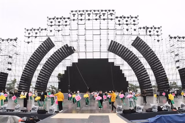 Artists rehearse their performances for the opening ceremony of the ninth National Sports Games on December 9. — Photo baoquangninh.com.vn