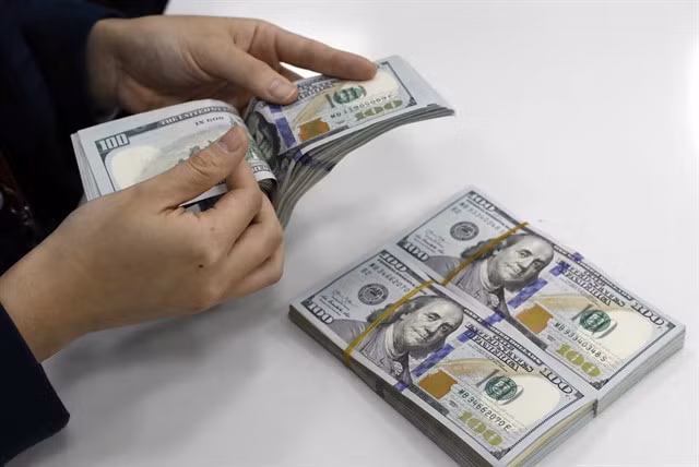 The total amount of remittances to Việt Nam may increase by 4.4 per cent in 2022 and 3.6-4.5 per cent the following year. — VNA/VNS Photo