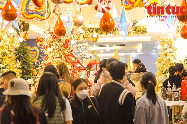 People walk around Hàng Mã street in Hà Nội shopping for Christmas decorations. — VNA/VNS Photo Lê Phú
