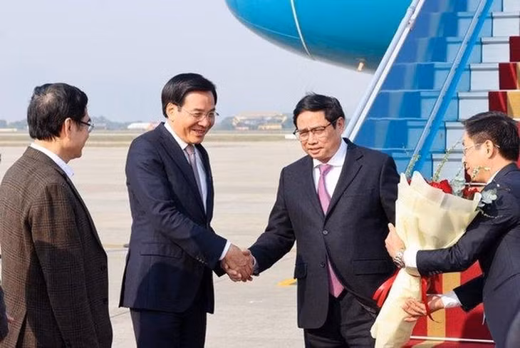 Minister, Chairman of the Government Office Tran Van Son and officials of the Government Office welcomed Prime Minister Pham Minh Chinh at Noi Bai Airport (Photo: Chinhphu.vn)