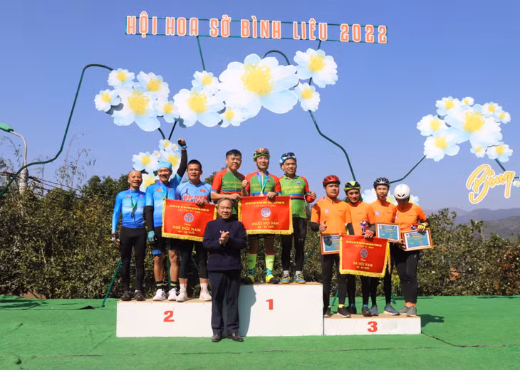 The organizing board awarded prizes to winners.