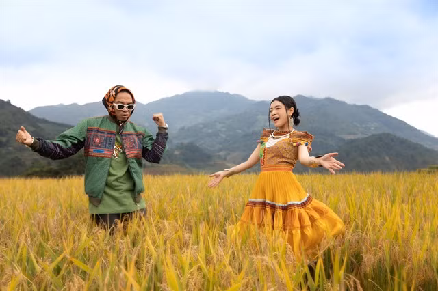 Singer Nguyễn Thu Hằng and rapper Phúc Bồ perform on the ripen rice field of Mù Cang Chải District. — Photo courtesy of Hằng Production