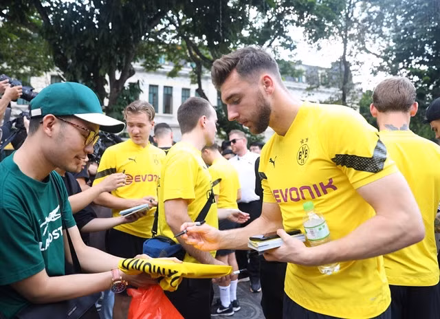 Borussia Dortmund players sign autographs for fans in Hà Nội during their recent visit. — VNA/VNS Photo