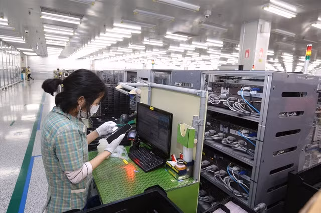 A Vietnamese worker inspects a smartphone in the Samsung factory in Thái Nguyên Province. VNA/VNS Photo Anh Tuấn