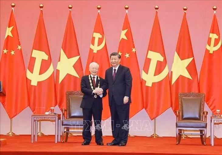General Secretary of the Communist Party of China and President of China Xi Jinping (right) presents a Friendship Order to General Secretary of the Communist Party of Vietnam Nguyen Phu Trong. (Photo: VNA)