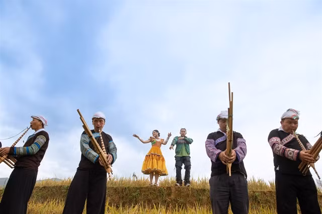 Singer Nguyễn Thu Hằng and rapper Phúc Bồ perform together with Mông men playing khèn. — Photo courtesy of Hằng Production