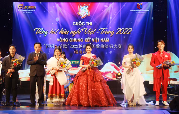 QMG Director cum General-in-chief Mai Vu Tuan awarded prizes to 5 best contestants.