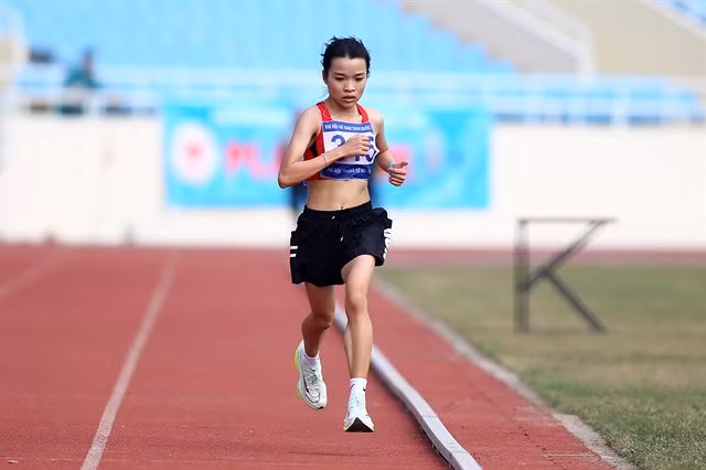 Runner Lê Thị Tuyết won gold and broke the Games record in the women’s marathon. — Photo thanhnien.vn