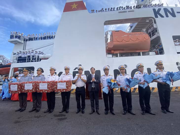Leaders of Khanh Hoa province and the Navy Region 4 saw the delegation off at the port.