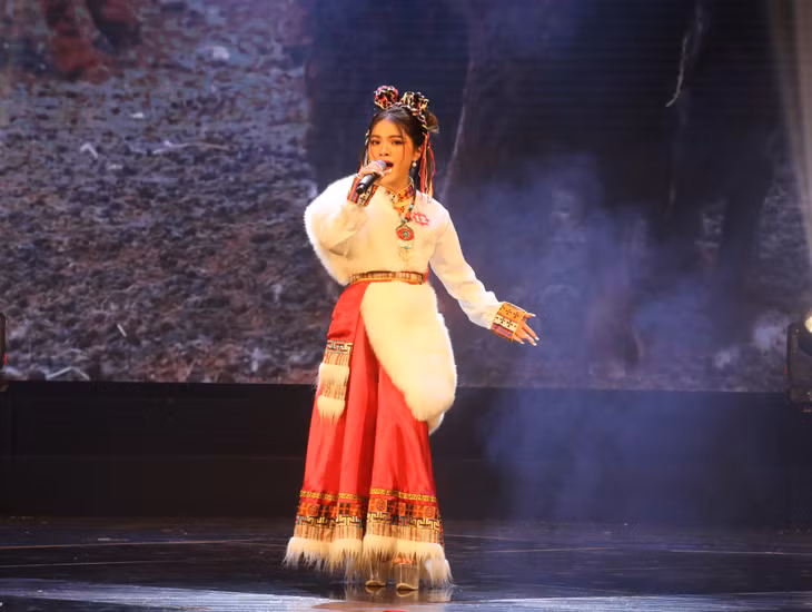 Contestant Vu Thu An from Quang Ninh province