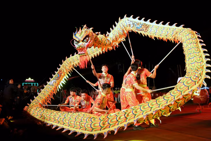 The dragon dance performance featured the legend of descending dragons.
