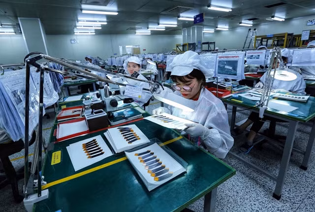Workers at an RoK-invested company in Yên Phong Industrial Park, Bắc Ninh Province, Việt Nam. — VNA/VNS Photos