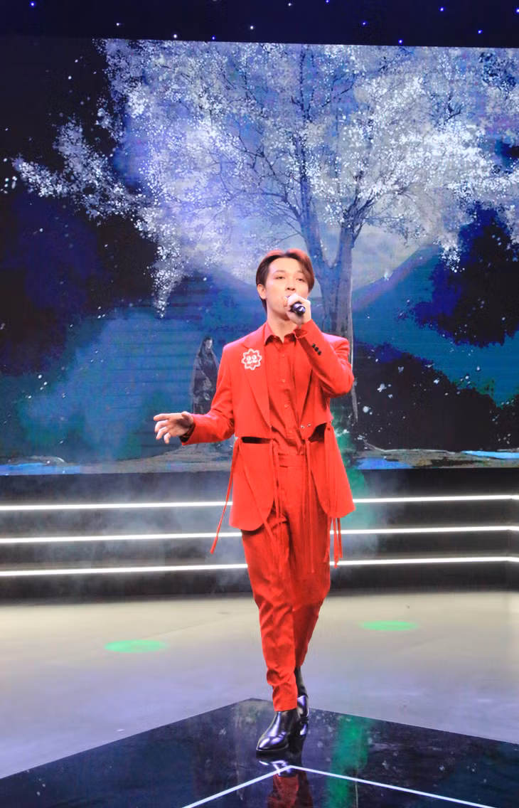 Contestant Khuat Thinh Hung from Quang Ninh