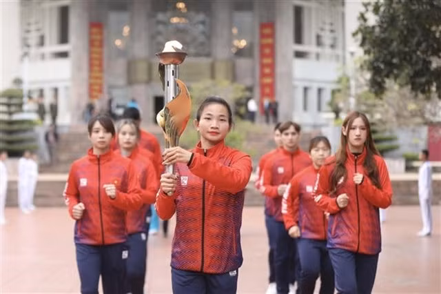 The torch arrives in Quảng Ninh in the evening and will be protected until the opening ceremony on December 9.