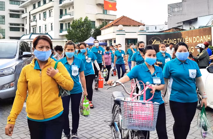 Workers leave the Ty Hung factory in HCMC's Binh Tan District after work. The Taiwanese shoemaker announced to terminate labor contract with 1,185 workers, and blamed it on a drying up of orders. Photo by VnExpress/Le Tuyet