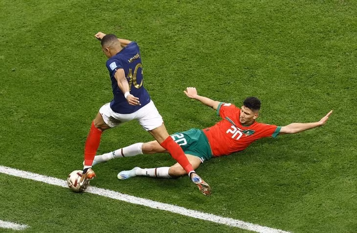 France's Kylian Mbappe in action with Morocco's Achraf Dari. (Photo: REUTERS)