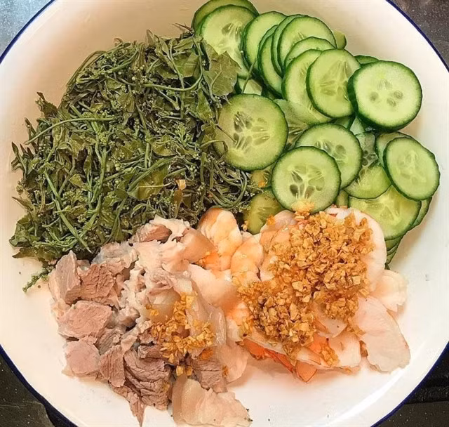 Neem leaves salad, or Gỏi sầu đâu in Vietnamese, is a must-try dish that has been recognised as one of Việt Nam's top 11 specialties in August by 'Asia Book of Records'. Photo mia. vn