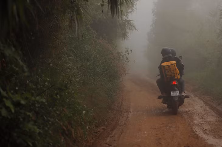 The lure of clouds in mountain pass near Da Lat ảnh 2 The lure of clouds in mountain pass near Da Lat