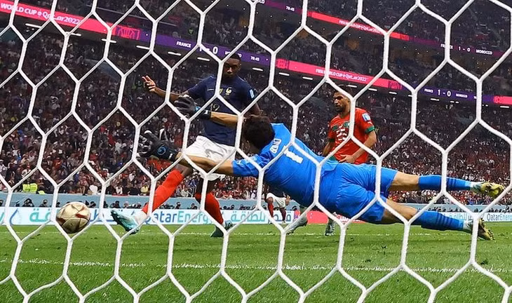 France's Randal Kolo Muani scores their second goal past Morocco's Yassine Bounou. (Photo: REUTERS)