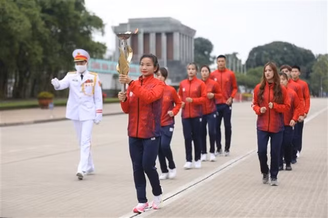 Top national athletes take part in a torch relay ceremony on December 5 in Hà Nội, VNA/VNS Photos