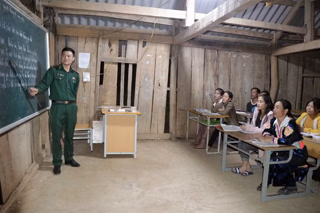 Lieutenant Vi Văn Liêm at a class in Mường Lạn Commune, Sơn La Province. —VNA/VNS Photo