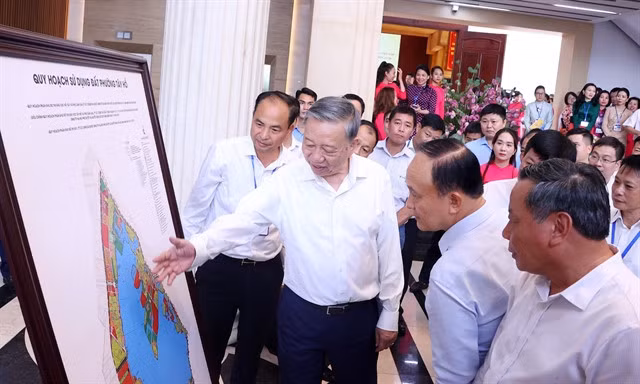Party General Secretary Tô Lâm inspected the operations of the newly restructured two-tier local administration in Tây Hồ Ward. VNA/VNS Photo
