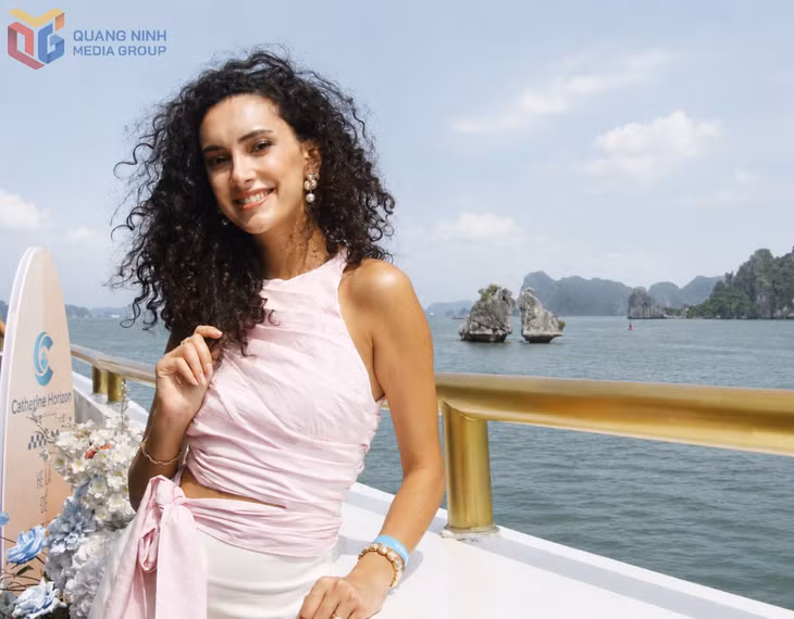 The contestants express their admiration for the beauty of Ha Long Bay, a World Natural Heritage Site.