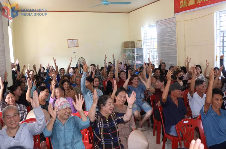 Household representatives in Dong Tien Village, Co To Special Zone, vote to elect the village head for the 2026–2031 term.